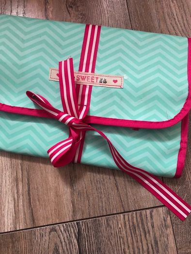 Cosmetics / wash bag
