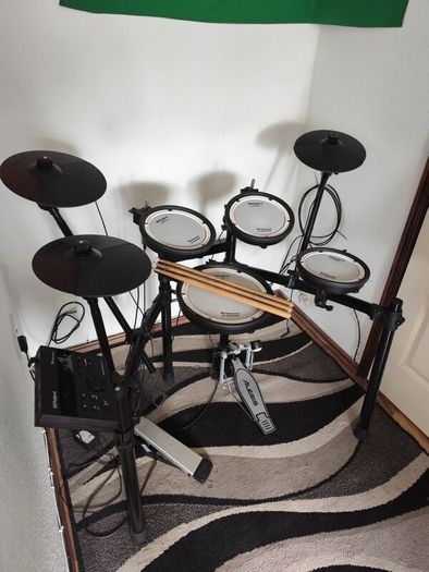 Roland TD-07DMK Drum Set with Pedal