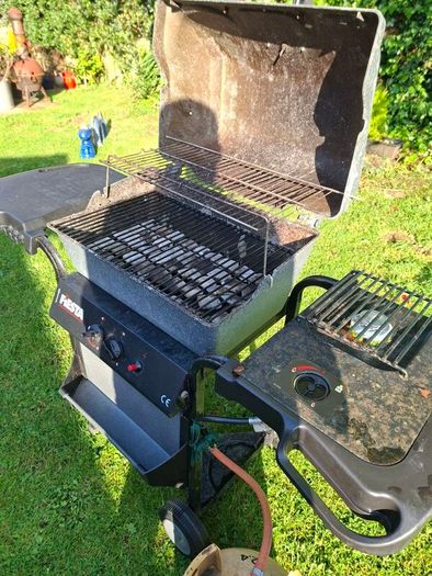 Gas barbecue and bottle.