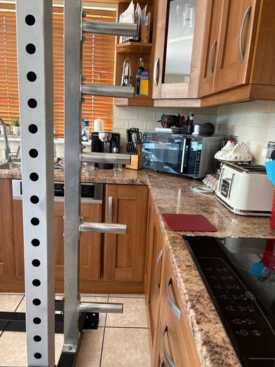 Unbelievable Commercial 450 Kilogram Rated Power Squat Rack Woth 10 X Weight Plate Storage Racks, 2 X Barbell Holders, Chin Up And Resistance Band Points!!!