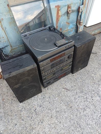 JVC set amplifier radio and cassette player, record player.