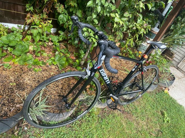 Like new Giant Defy 5 ML 700x25c wheels 2x8=16 speed 21 inch frame very good condition