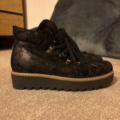 Beautiful Women's Anaki Boots size 4.5