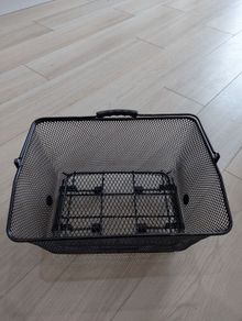 Pannier spring loaded basket