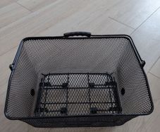 Pannier spring loaded basket