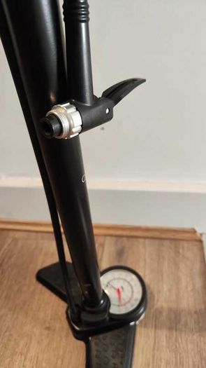 Air pump with gauge