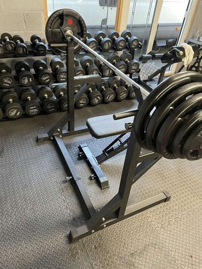 Weight rack with Barbell and Bench