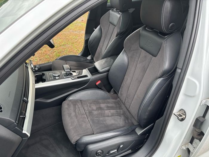 2019 Audi A4 Quattro (LOW KMS)