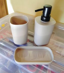 liquid soap dispenser bathroom set (brand new).