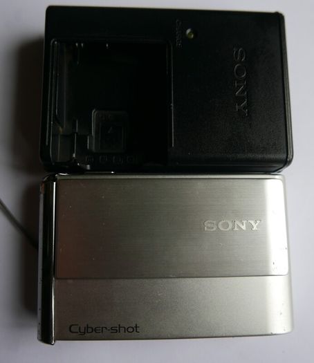 Sony Cyber-shot DSC-T70 8.1MP Digital Camera - Silver + charger works well