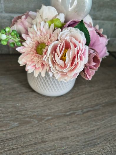 Artificial flower arrangement/pot
