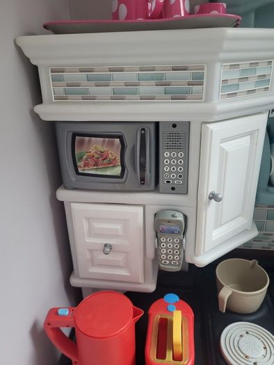 childs kitchen comes with accessories