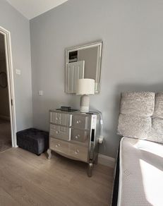 Mirrored 3-drawer chest with matching wall mirror