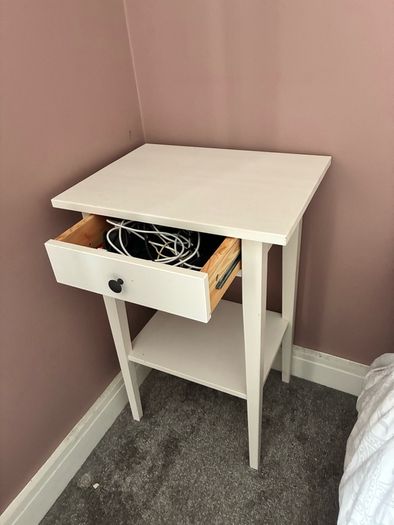 2 bedside lockers