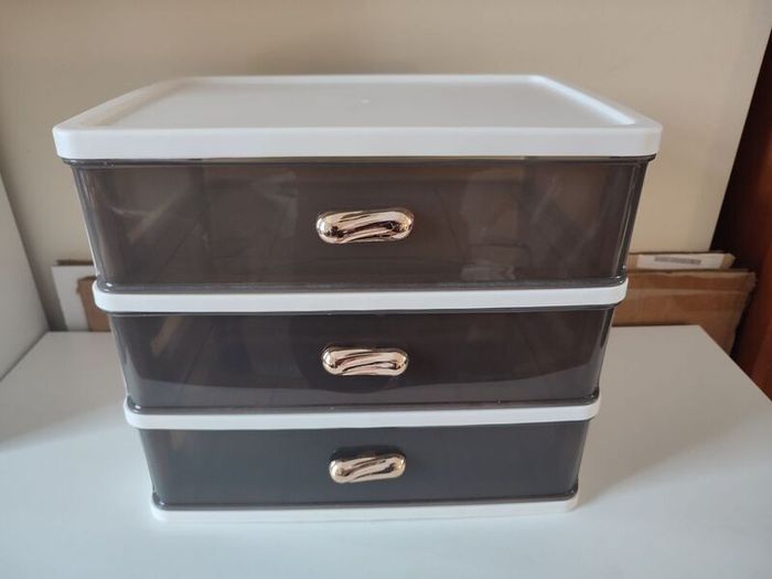 Desktop chest of drawers