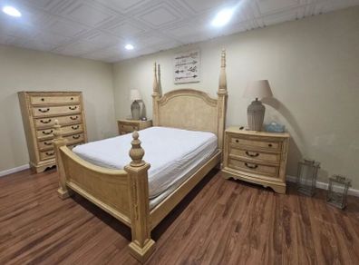 4 piece bedroom set for sale in pristine condition