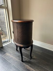 Oval side table with embossed doors