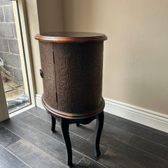 Oval side table with embossed doors