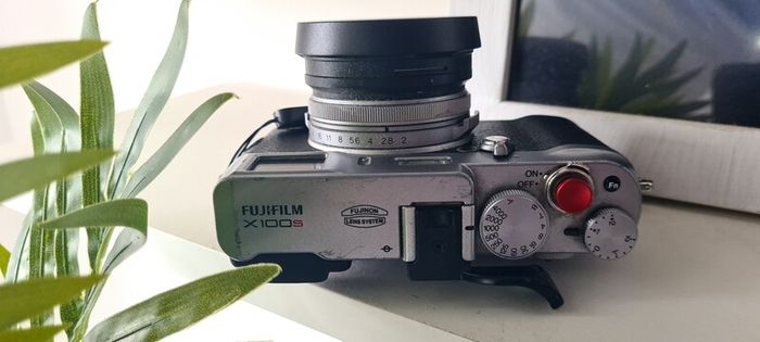 x100s  Fujifilm Digital Camera with 2.8-Inch LCD (Silver & Black)