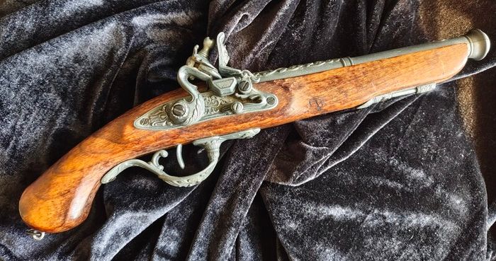 decorative 18th-century style flintlock pistol replica