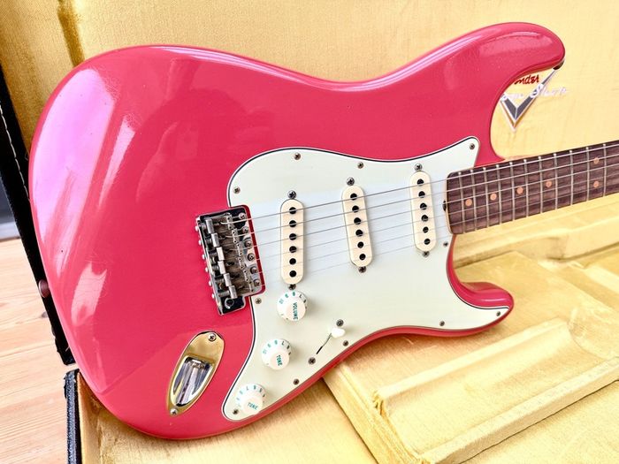 Fender Custom Shop '64 Stratocaster Journeyman, aged Fiesta red