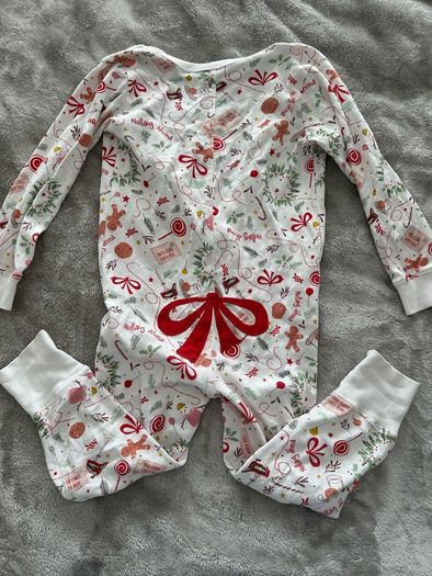 Christmas onesie with a cute bow at the back, 3-4 years (will fit a bigger child)