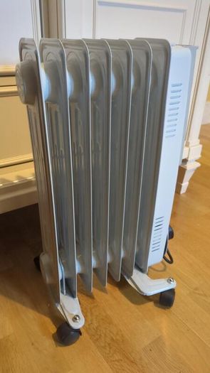 Daewoo 7-Fin 1500W Oil-Filled Radiator - Thermostat, Dual Heat Settings, Castors - Excellent Condition