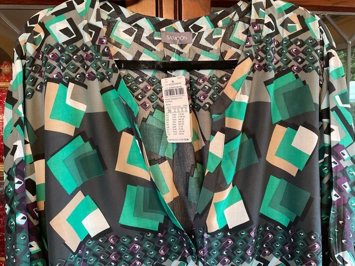 SAMOON further reduced. new top in green with mixed colours . Long sleeved and open v neck front