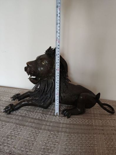 Large sculpture of bronze Lion.Weight: 7.450 kg
