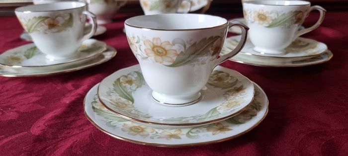 20 Piece Duchess Greensleeves Pattern Bone China Gold Gilt Tea Set For 6 Person Setting Made in England