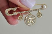 Brooch-pin Chanel (uniform)