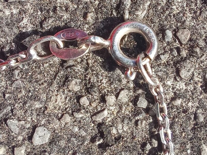 Vintage jewelry is sold individually for 5 to 10 euros