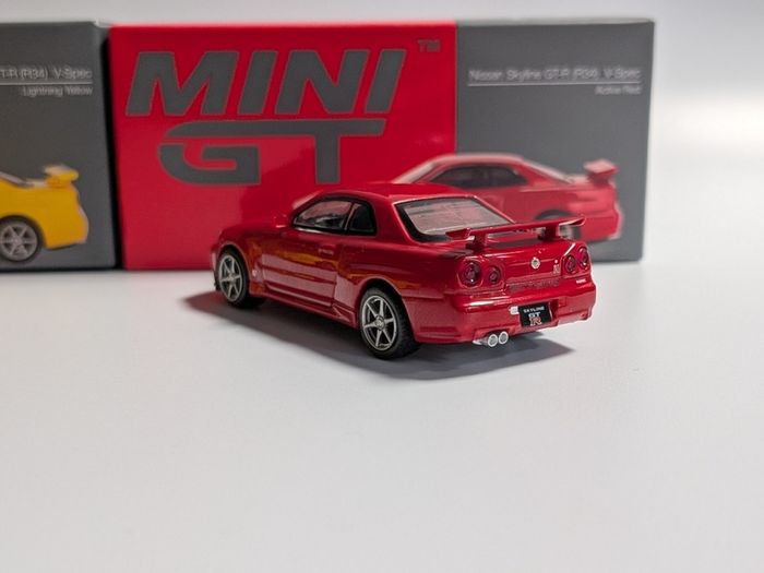 2x Mini GT Skyline R34 GTR