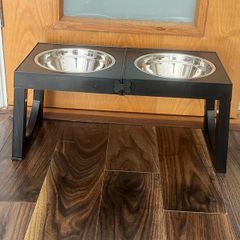 Pet Feeder complete with Bowls