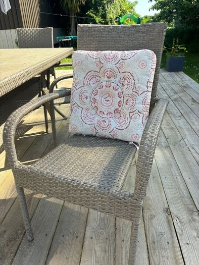 Outdoor table and 6 chairs