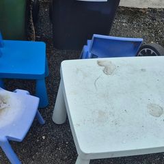 kids table and chairs