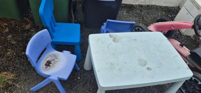 kids table and chairs