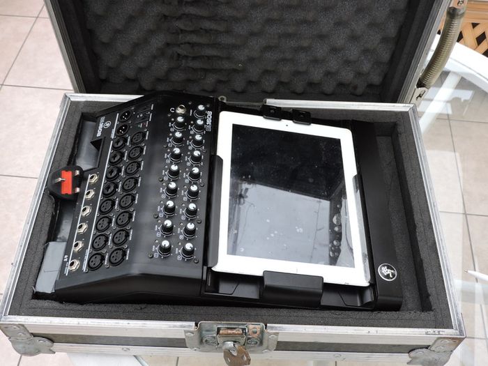 Mackie DL1608 16-Channel Digital Live Sound Mixer