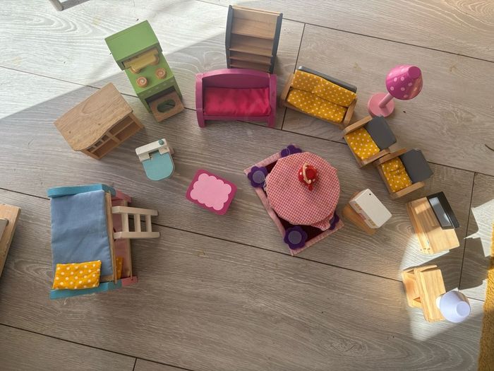 Le Toy Van wooden dolls house