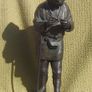 An antique bronze Japanese sculpture (Meiji era) - a finely made sculpture of a Japanese peasant with smoking pipe & hoe (late 19th century) Image 2