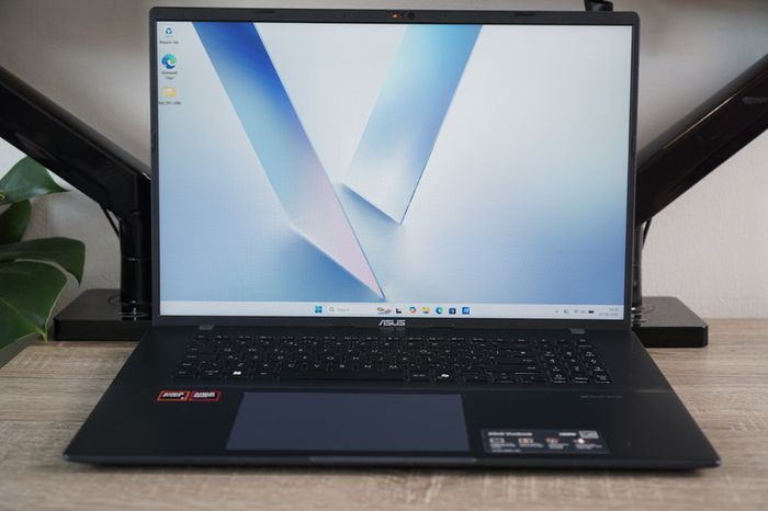 Asus Vivobook 18.4" 144Hz | Ryzen 7 260 | 16GB  | 1tb Ssd