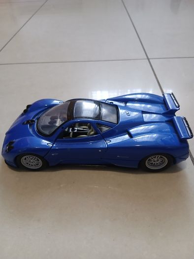 Pagani Zonda 1:24 Die-Cast - Opening Doors & Engine - Like New