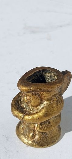 vintage minauture brass Toby jug ornament,,collectors item,,sold as is ,see pictures for condition,,price includes post to anywhere in Ireland thank you.