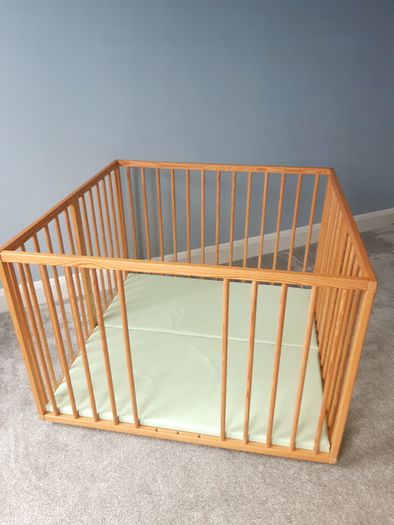 Baby playpen with adjustable height