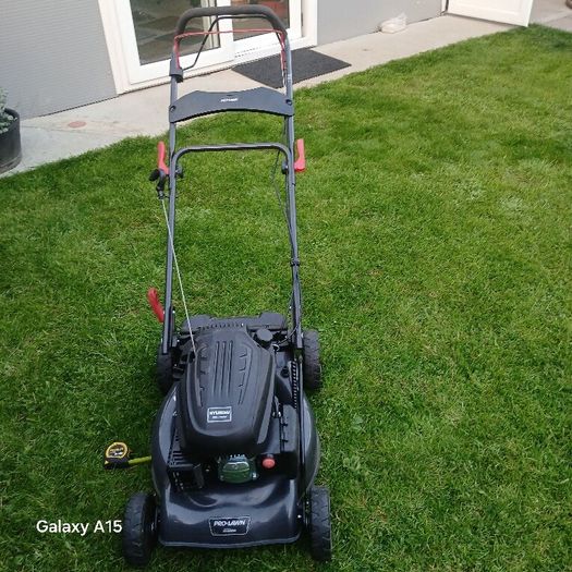 Self drive petrol lawnmower