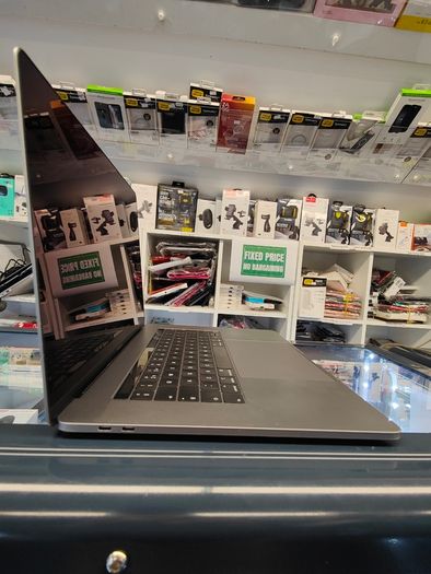 2019 MacBook Pro A1990 15" Touchbar Intel Core (i9-9880H) 32GB RAM 512GB SSD (Battery Cycle: 190)