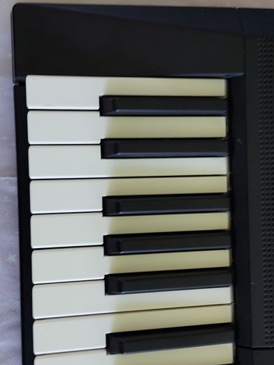YAMAHA PSR-F51 61 key Keyboard, working perfect and in like new condition, comes with power adaptor
