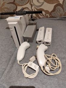 Wii with 2 controllers, 2 Nunchucks and a HDMI