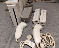 Wii with 2 controllers, 2 Nunchucks and a HDMI