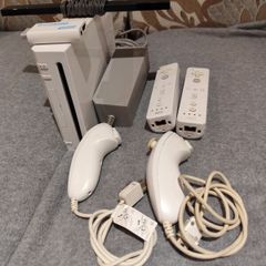 Wii with 2 controllers, 2 Nunchucks and a HDMI